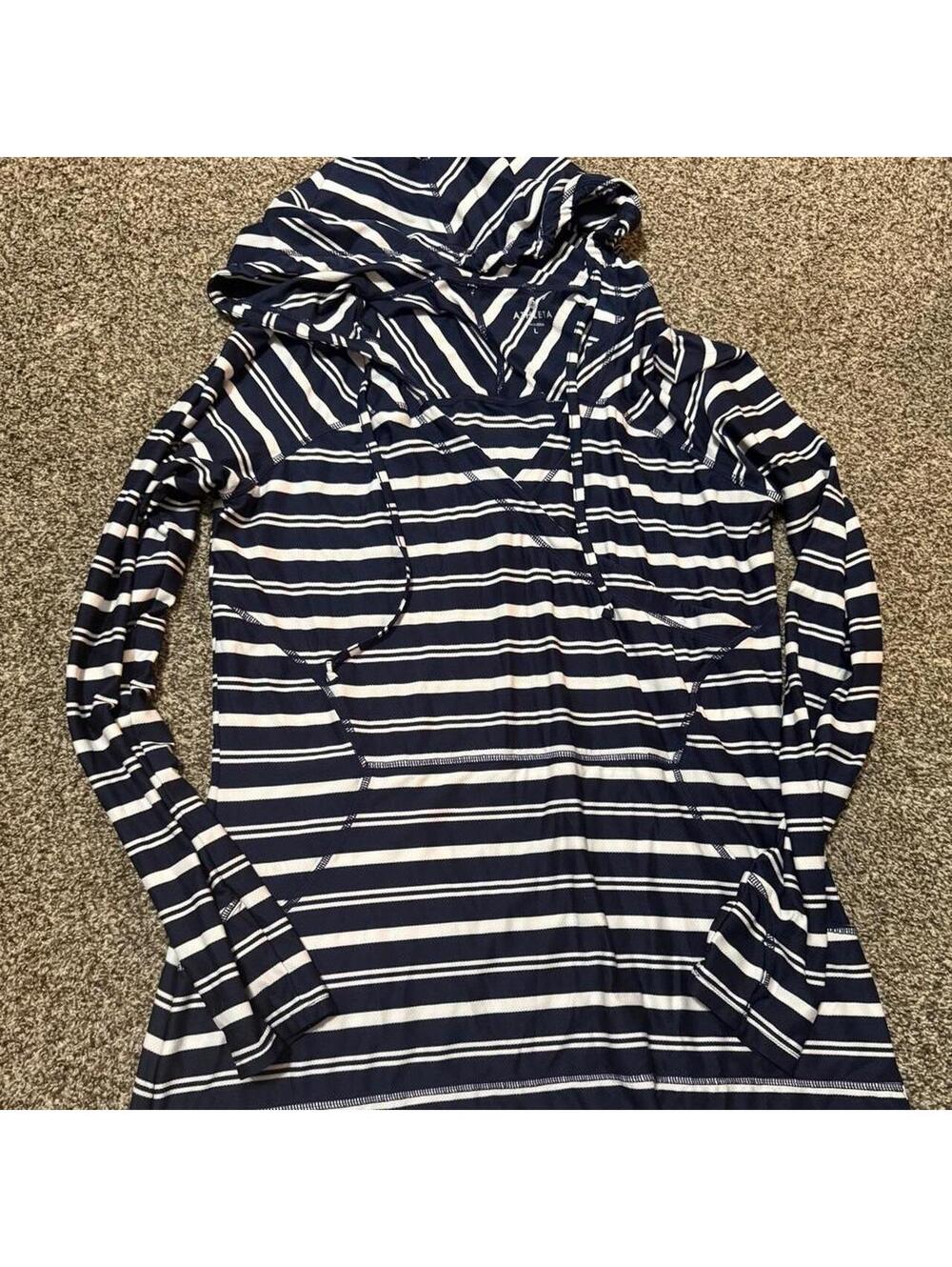 Athleta Women's Navy and Blue Shirt
